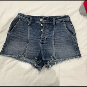 Hollister Mom shorts size 7, perfect for summer! Rarely worn just don’t fit me.